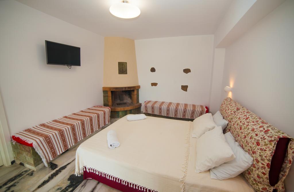Castelopetra Aparthotel Katapola Bagian luar foto