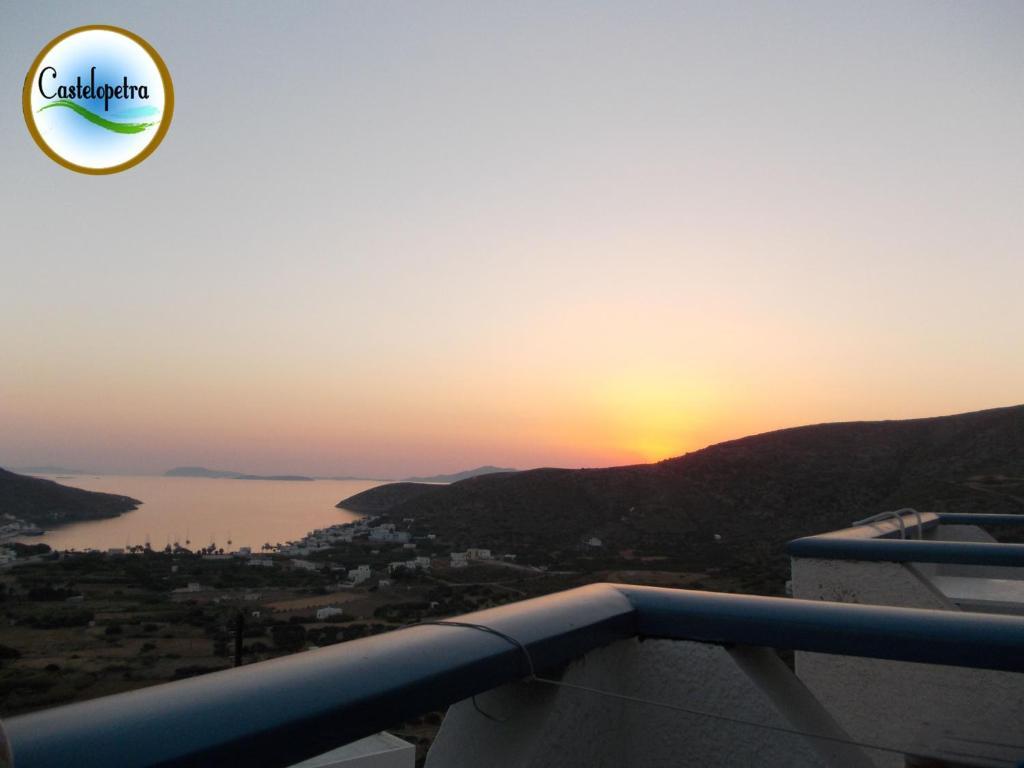 Castelopetra Aparthotel Katapola Ruang foto